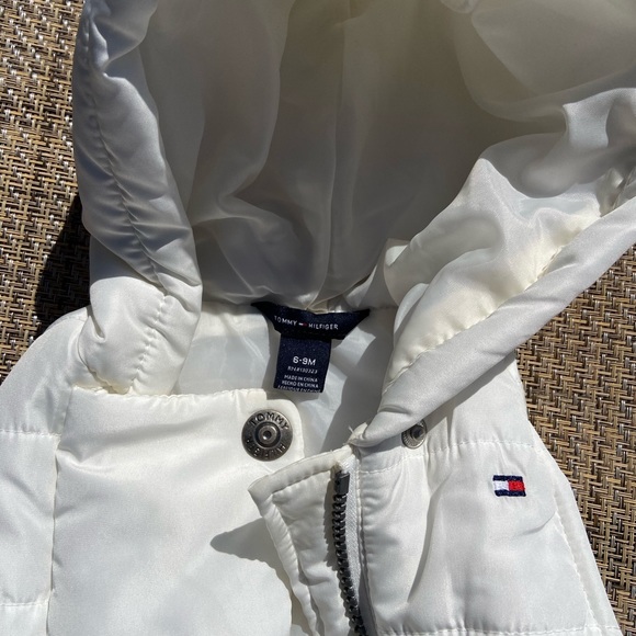 Tommy Hilfiger infants white puffer vest 6/9m - Picture 2 of 2